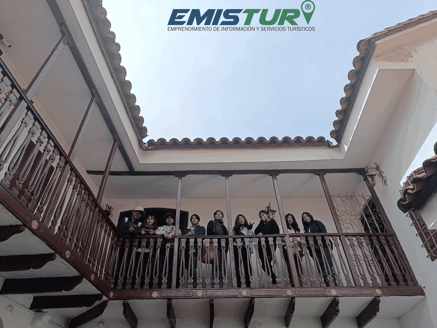 Actividad académica desarrollada en un espacio patrimonial colonial de La Paz, promoviendo el reconocimiento arquitectónico y cultural del patrimonio histórico boliviano.