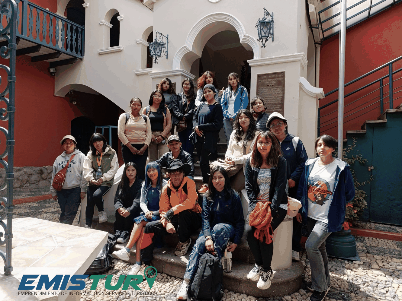 Estudiantes de EMISTUR durante una jornada de formación práctica en espacios culturales y turísticos de La Paz, reforzando el aprendizaje mediante experiencias reales.