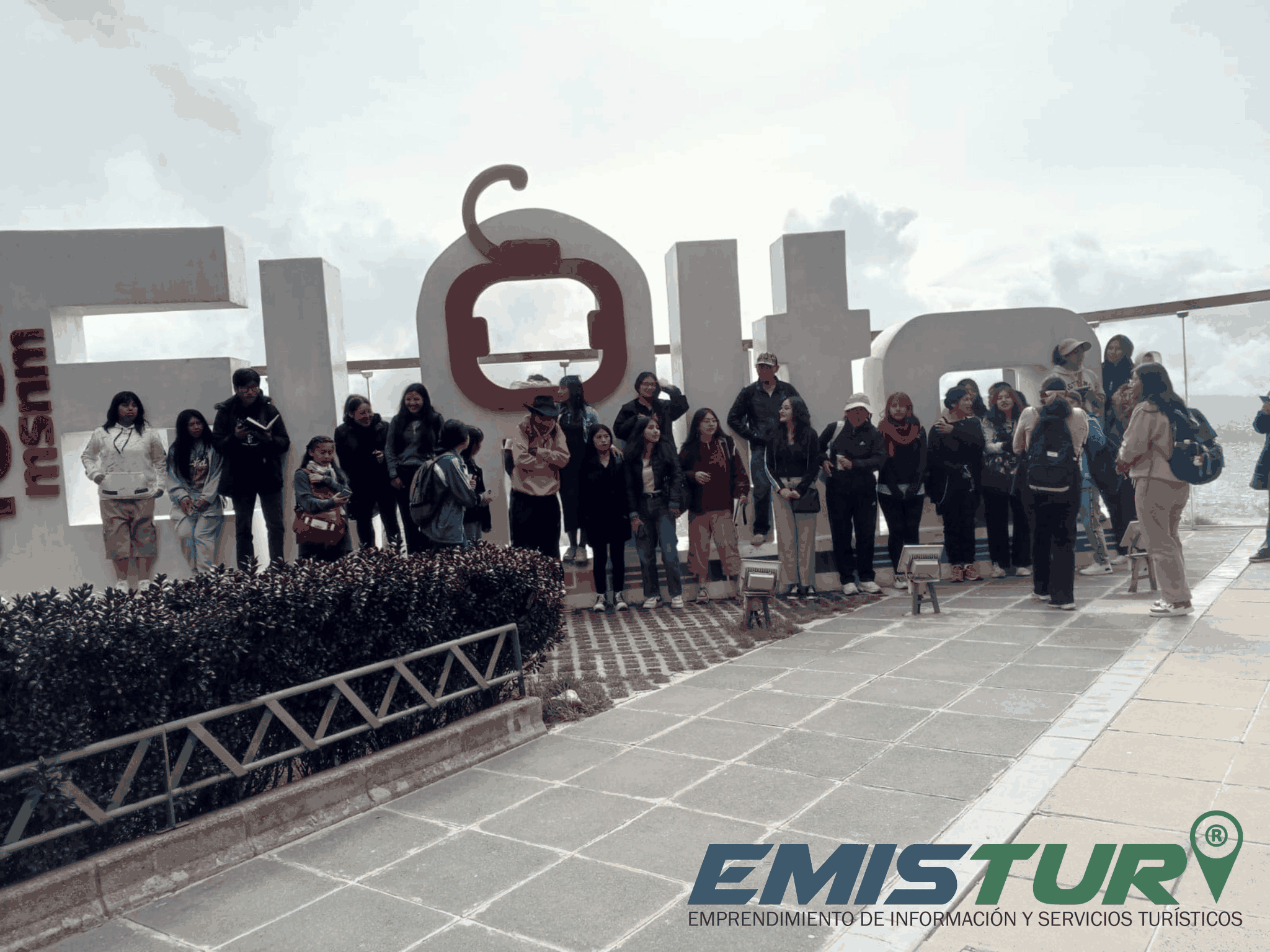 Visita académica realizada en la ciudad de El Alto, donde los estudiantes conocieron espacios urbanos, turísticos y culturales que forman parte del crecimiento turístico metropolitano.